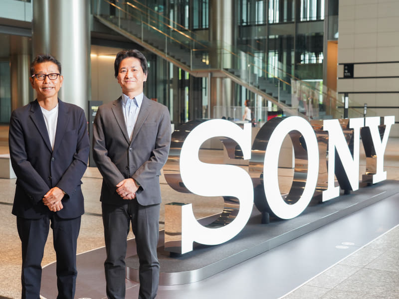 写真左から、ソニーネットワークコミュニケーションズ株式会社 執行役員 ISP事業部／営業部門／事業開発部門担当 営業部門 部門長 大津康治氏ソニーネットワークコミュニケーションズ株式会社 執行役員副社長 NURO事業担当 ビジネス推進領域担当 共創事業担当 永井直紀氏
