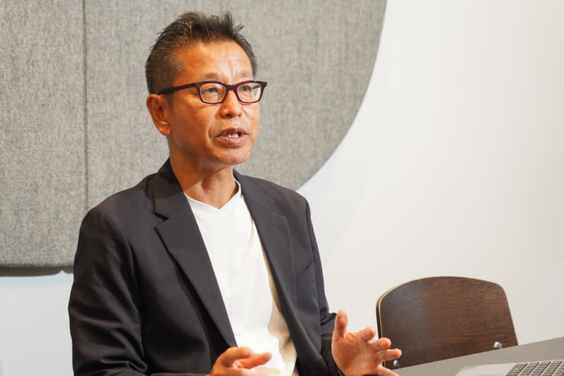 大津康治(おおつ こうじ)氏。1991年に日本テレコム(現ソフトバンク)に入社し、ISP事業「ODN」の立ち上げに携わった後、2002年にソニーに入社し、「VAIO」の商品企画に携わる。2005年からソニーネットワークコミュニケーションズで、So-netの光ファイバー接続事業の立ち上げ、2012年には、NURO 光の立ち上げにも関わっている。2021年からはISP事業部トップとして執行役員を務める。現在、ソニーネットワークコミュニケーションズ株式会社 執行役員 ISP事業部/営業部門/事業開発部門担当 営業部門 部門長。ジョギング、自転車、水泳、絵画鑑賞が趣味で、毎年1回以上フルマラソンに参加している