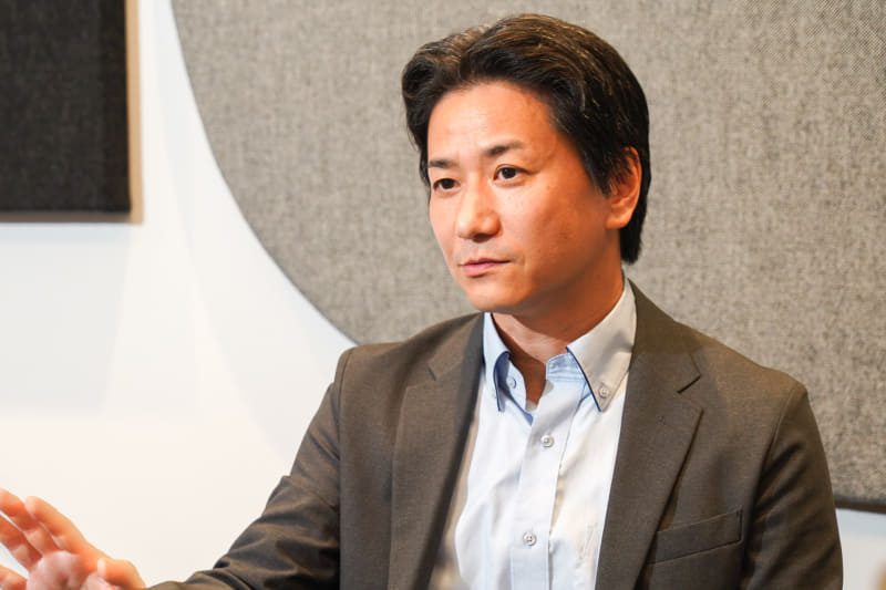 永井直紀(ながい なおき)氏。NURO 光の挑戦を知り、自分も携わりたいと2014年にソニーネットワークコミュニケーションズへ入社。初期からNURO 光に携わる。少ない消費電力で広域の通信が可能なLPWA(Low Power Wide Area/低出力長距離通信)を使ったソニーの新通信規格である「ELTRES」の通信サービス立ち上げや、Local5G事業の立ち上げにも携わった。工学部に在学中には、当時はまだめずらしかったIP通信上で電話ができるIP電話の技術に興味を持ち、IP電話の通信プロトコルのシーケンス(手順)を解読したりしていたという。現在、ソニーネットワークコミュニケーションズ株式会社 執行役員副社長 NURO事業担当 ビジネス推進領域担当 共創事業担当
