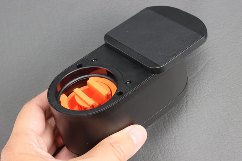 裏から見た状態。ネジ穴の位置ずらせばいいのに。しかもはみ出した部分にマグネット入ってないし、ロックProと共用させるためなのだろうか？
