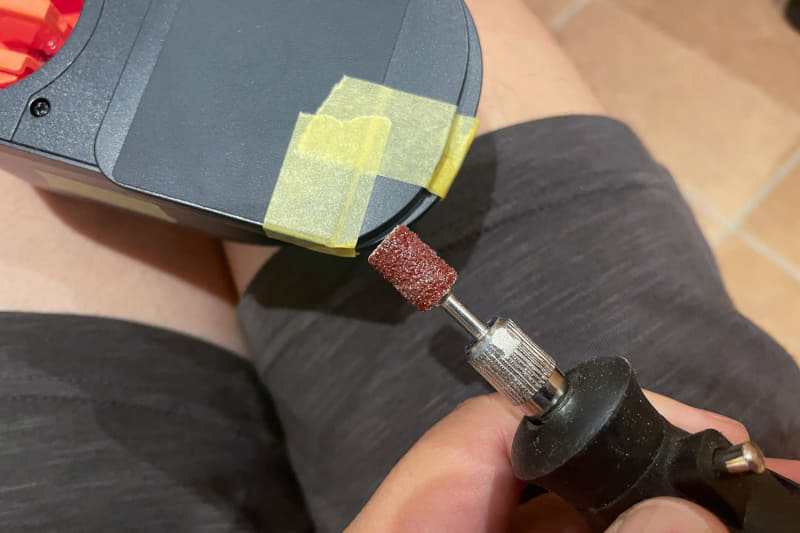 電動リューターで削る。プラスチックなので削るのは容易だ