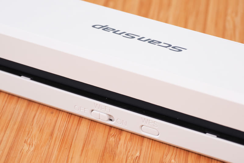 ScanSnap iX110の背面側にWi-Fiのスイッチがあるので、これを「ON」にする。これは画面でも案内される