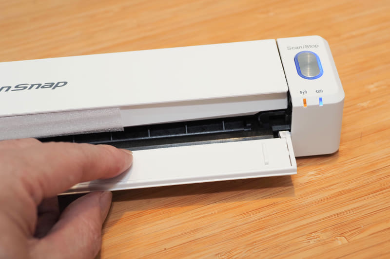 ScanSnap iX110挿入口のトレーを開けると電源がオンになる。ScanSnap iX110本体に付いているWi-Fiインジケーターがオレンジの点灯に切り替わる