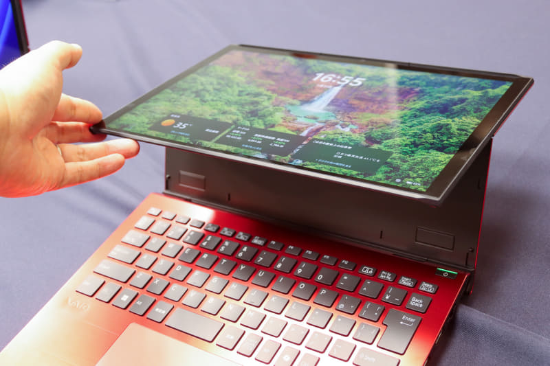 ディスプレイを、天板中央部を軸に180°回転するマルチフリップ機構採用