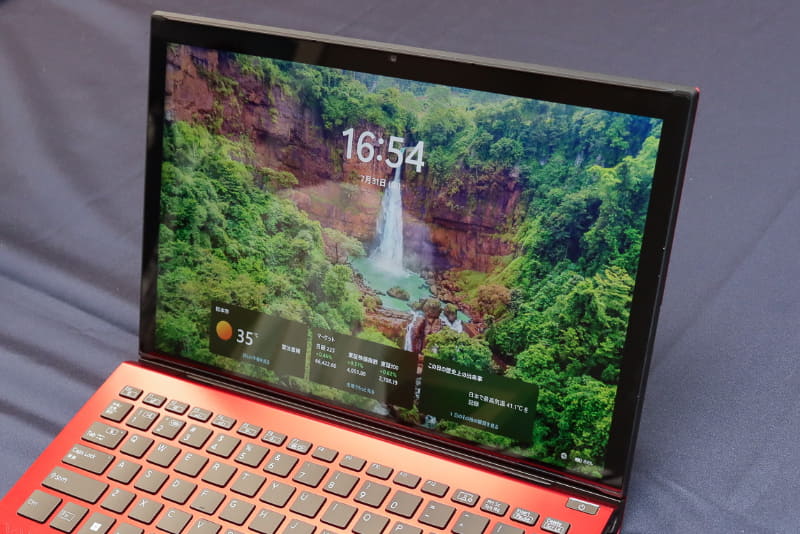 WQXGA（2560×1600ドット）表示、10点マルチタッチ対応の13.3型液晶を搭載