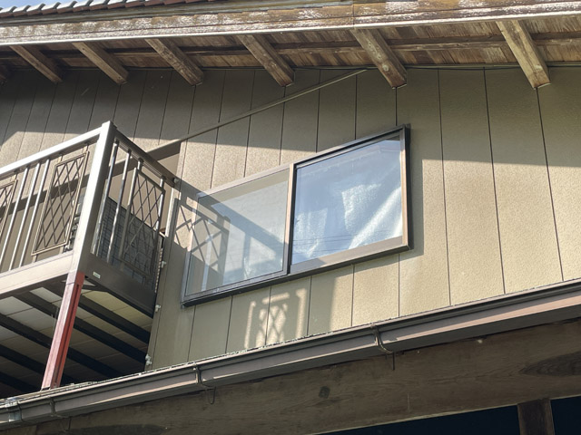 2階、オーディオ部屋の隣の物置部屋の窓