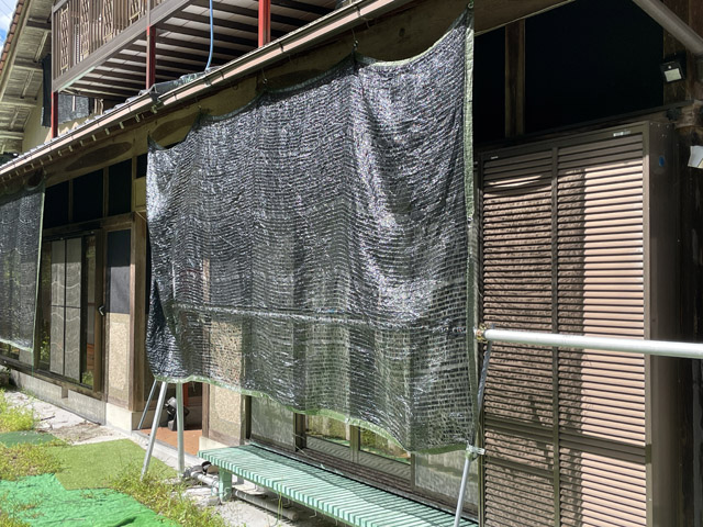 1階のサッシ4枚は2m×4mの遮光ネット