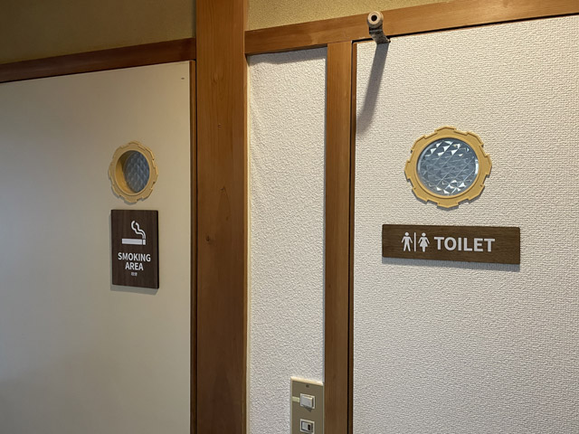1階の南東は喫煙所とトイレ。リフォーム前は洋式と和式、2つトイレがあったっぽい