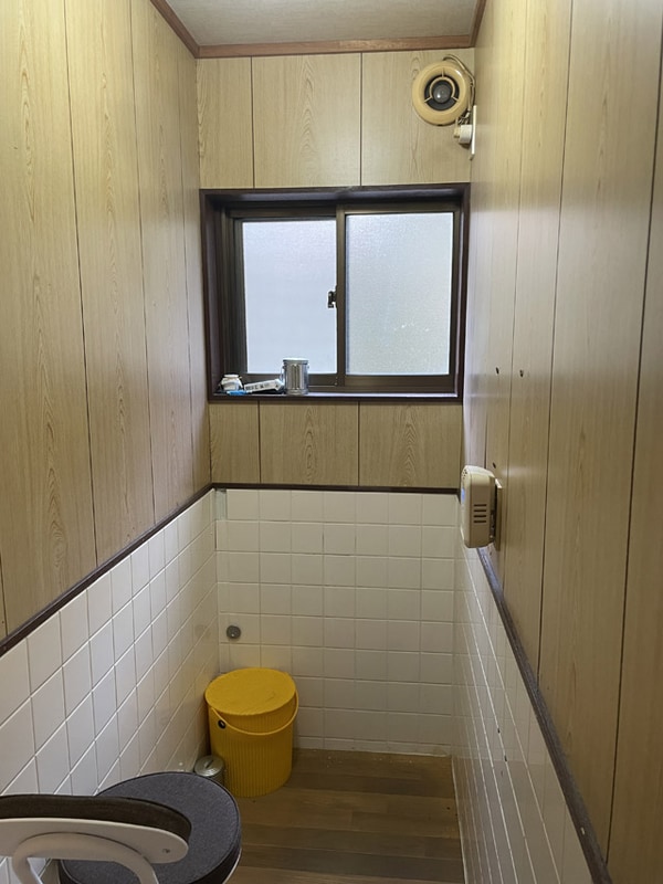 元々トイレだったと思われる空間。換気扇が付いていて迷わず喫煙所とした