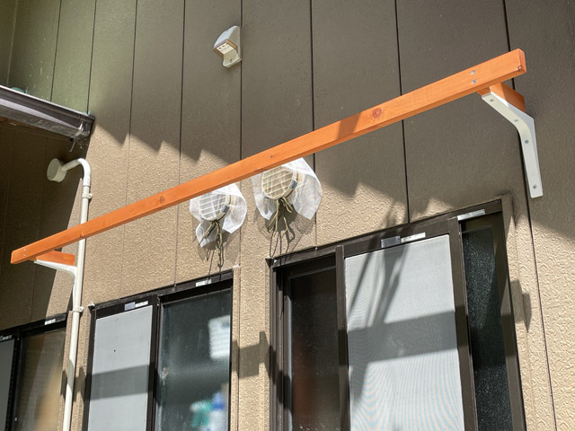 右が喫煙所、左がトイレの窓。遮光ネットを取り付けるための角材を設置した。遮光ネット取り付け前は強烈に暑かった