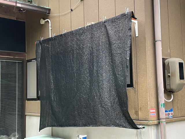 角材に洗濯バサミで遮光ネットを設置。触れないほど熱かった喫煙所のサッシは劇的に温度が下がった