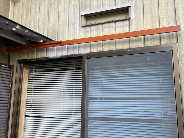 運動部屋の窓は軒下から角材を伸ばした