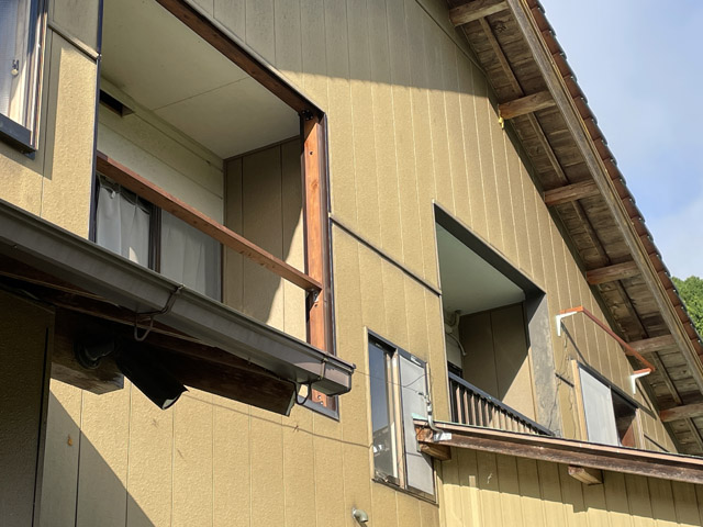 建物北側も朝は直射日光が当たる。2階仕事部屋は角材を取り付けた