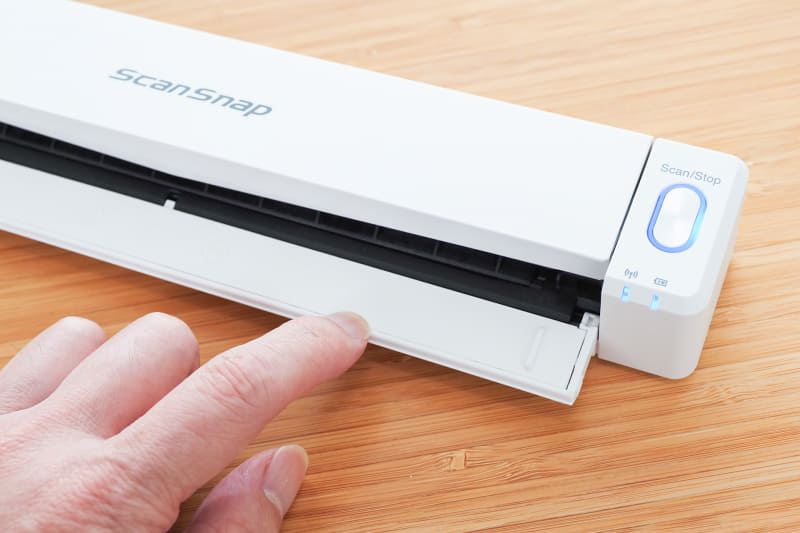 ScanSnap iX110の給紙カバーを開けると電源が入る。Wi-Fi接続インジケーターが青く点灯するまでしばらく待つ