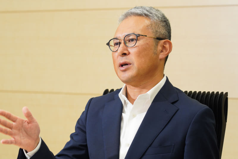 小松大（こまつ まさる）氏。2009年、立ち上げ直後だった教育支援サービス「manaba」の営業マネジャーとして声をかけられたことをきっかけに朝日ネットへ入社。 営業から全社戦略の立案まで幅広く手掛け、2026年6月に代表取締役 社長執行役員に就任。 最近は本や雑誌をじっくり読む時間を大切にしており、自宅の本棚には歴史や地理に関する書籍が並ぶ
