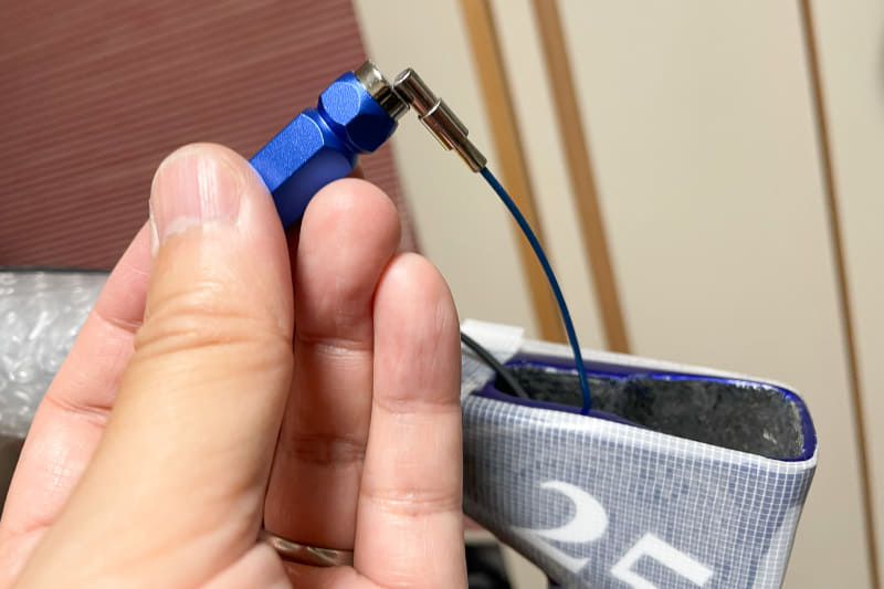 これは磁力を使ってフレームの中の配線を誘引する道具