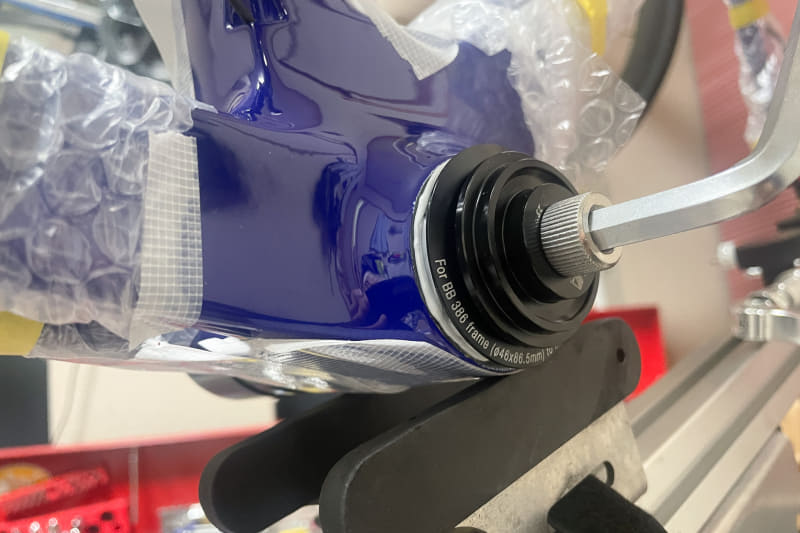 専用工具でボトムブラケットを圧入