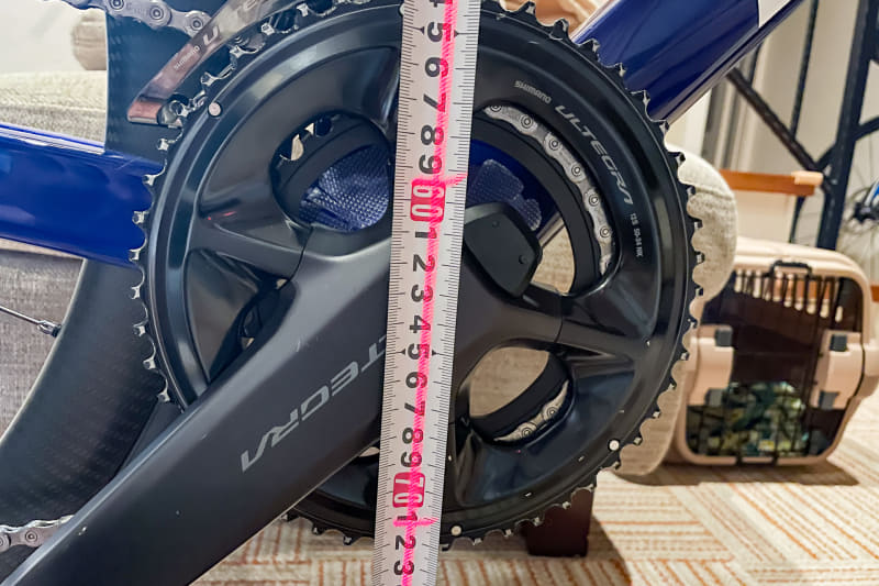 ボッシュのレーザー墨出し器を使って、ボトムブラケットを起点にハンドルやサドルの高さ、前後位置を測定、新しいロードバイクの位置を合わせる