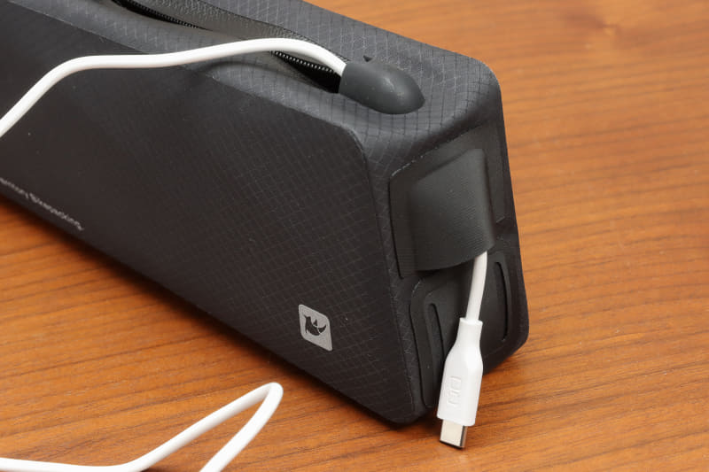 モバイルバッテリーを入れてUSB電源を出すこともできる。ここも上から雨が入りにくくなっている