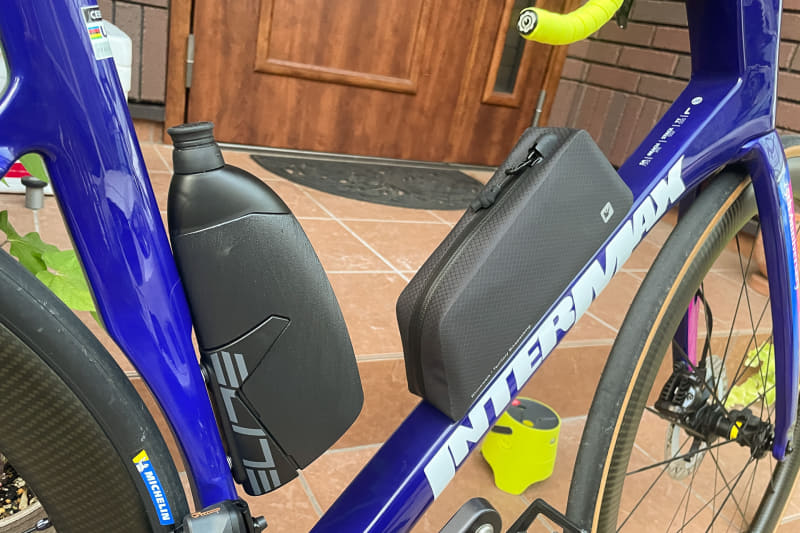 エリートのCXボトルと組み合わせたところ。最初の位置だと少しぶつかってしまうので、トップチューブバッグのネジ穴を変えて取り付け位置を前方にずらしている