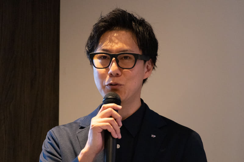 株式会社メガネトップ 商品開発グループ グループ長 早田直純氏。掛けているメガネはLinse Displayプロトタイプ