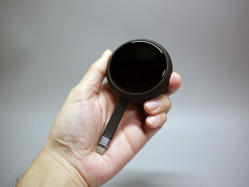 コンパクトな本体。USB Type-Cケーブルは本体背面側に折りたたんで収納できる