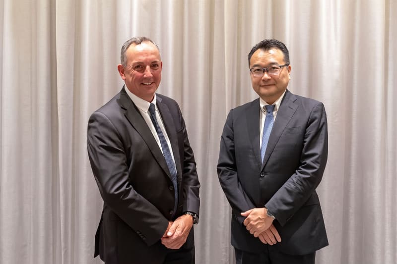 写真左から、Rapid7 アジア太平洋＆日本 統括ゼネラルマネージャー サイモン・ラトクリフ氏、ラピッドセブン・ジャパン株式会社 最高技術責任者 古川勝也氏