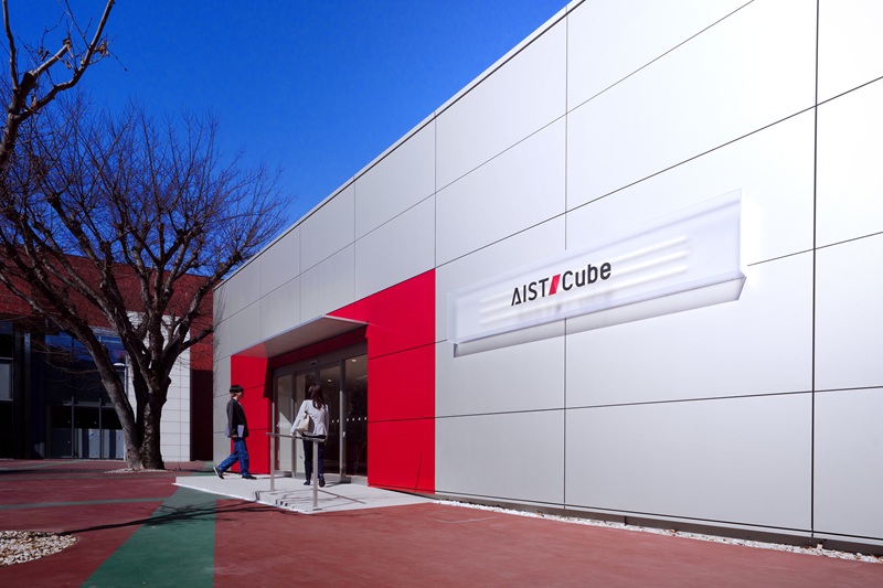 「AIST-Cube」外観（産総研ウェブサイトの<a href="https://www.aist.go.jp/aist_j/news/au20250314_2.html" class="strong bn" target="_blank">「常設展示施設リニューアルのお知らせ」</a>より）