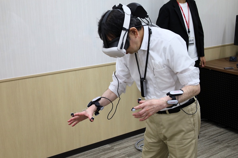 VRゴーグルで見ている物体を持ち上げると、その“重さ”に応じて腕に感じる重さの感覚も変わる