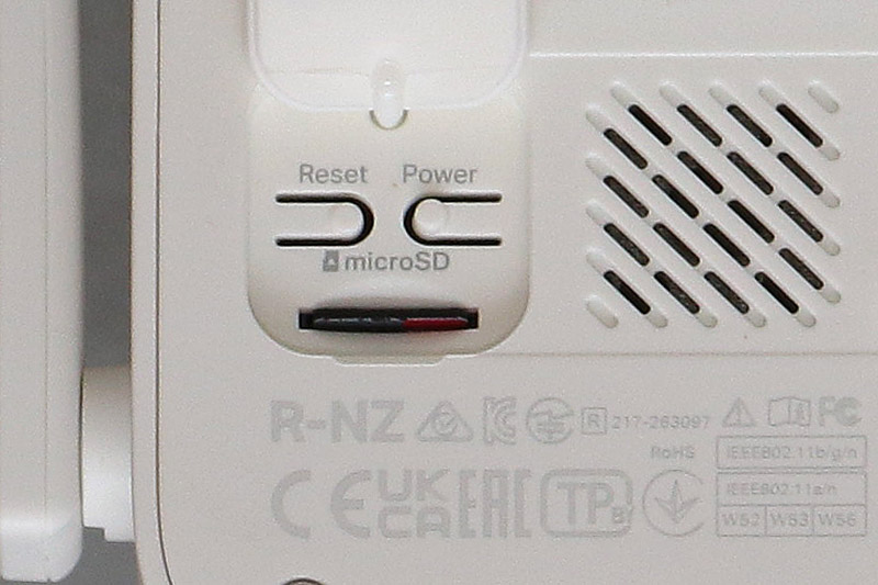 左側のゴムカバーを開けると、microSDカードスロット、電源ボタン、リセットボタンがある