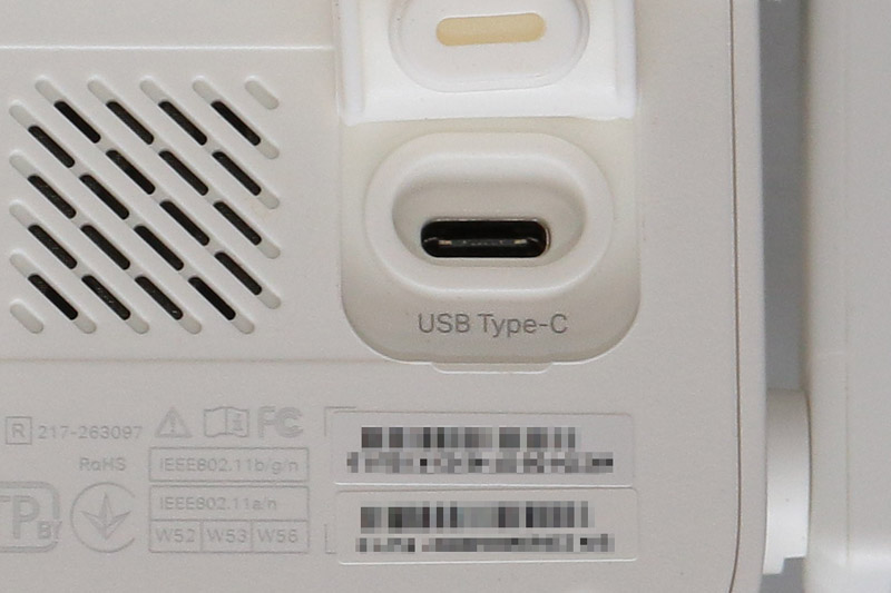 右側のゴムカバーを開けると、電源供給用のUSB Type-Cのコネクターがある
