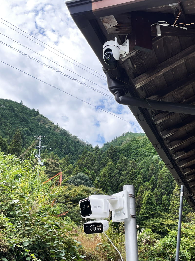 軒下に設置されているのがTapo C520WS。下のポール設置したのがTapo C675D KIT