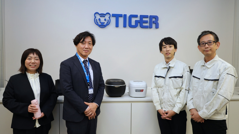 （左から）タイガー魔法瓶株式会社の井上友見氏（ソリューショングループ 商品企画チーム 主事）、岡本正範氏（執行役員 ソリューション本部長）、前田雄太氏（R&Dマーケティンググループ 副主事）、飯塚優司氏（商品開発グループ マイコンチーム マネージャー）