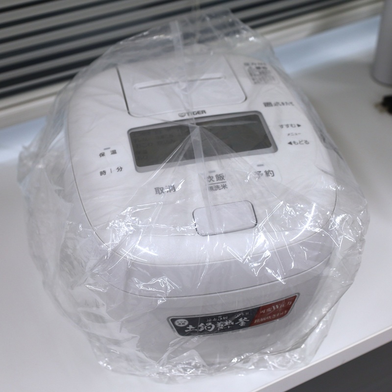 「JPA-S100」では、梱包しているビニールを付けたままで作業員がIoTの設定操作を行えるよう、他の炊飯器製品とは異なる透明な素材を使用している