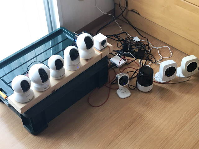 被写体のルンバと扇風機を動かして10台のネットワークカメラの動体検知エリア機能を検証（2021年撮影）