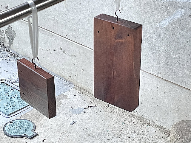 角材を2つ加工し、防腐塗料を塗装