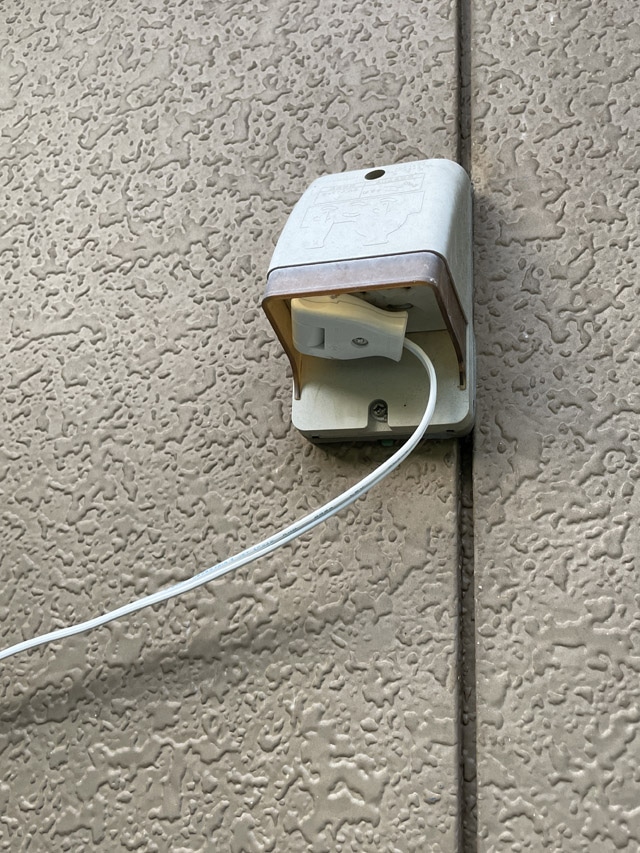 外壁のコンセントから給電