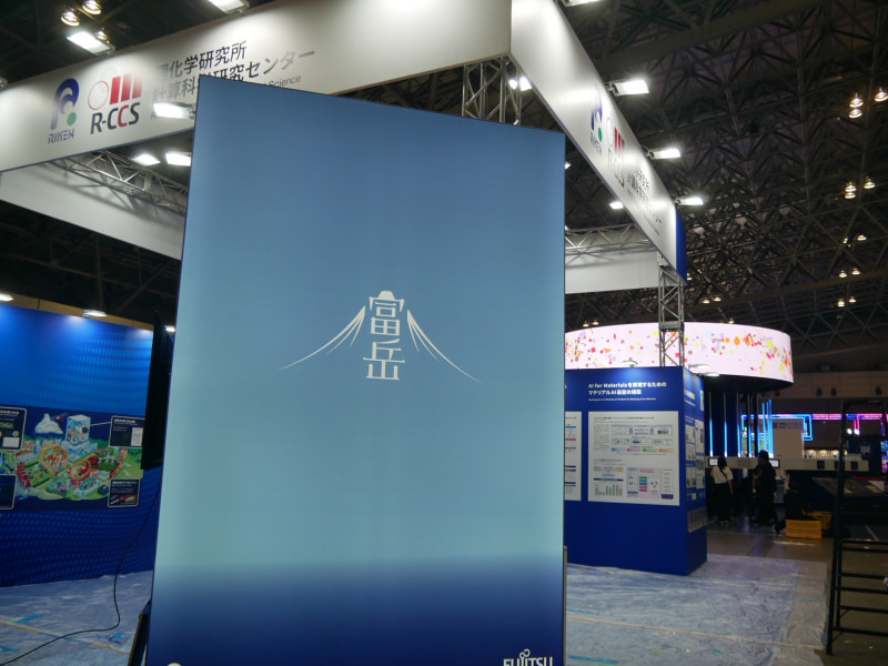 理化学研究所のブースではスパコン「富岳」のオブジェを用意（<a href="https://www.ceatec.com/nj/exhibitor_detail_ja?id=285" class="strong bn" target="_blank">ホール6 ブース番号6H101</a>）