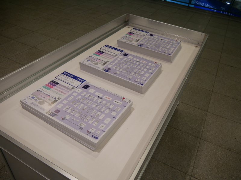 展示会場に降りる手前のデッキ部分に、紙の会場マップは用意される