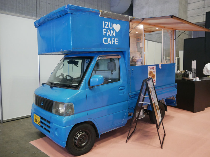 会場内には、3台のキッチンカーが設置される