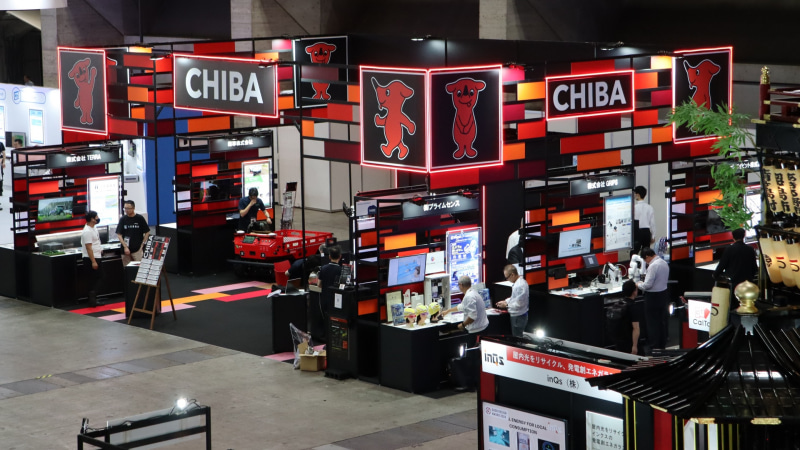 チーバくんが目印の「CHIBA」ブース。千葉県内の企業10社が出展し、IoTセンサーシステム、ロボット、ホログラムなどを紹介（<a href="https://www.ceatec.com/nj/exhibitor_detail_ja?id=50" class="strong bn" target="_blank">ホール7 ブース番号7H002</a>）