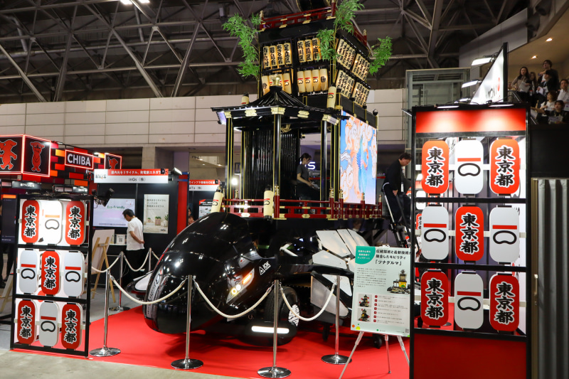 千葉県のブースのすぐそばに、東京都スタートアップ戦略推進本部のブース。目を引く展示は「伝統の山車を最新技術でアップデート！」したとのこと（<strong class="em ">ホール7 ブース番号7H101</strong>）