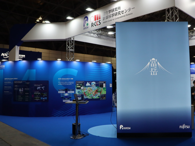 展示ホール6に降りると目に入るのが、理化学研究所のブース（<a href="https://www.ceatec.com/nj/exhibitor_detail_ja?id=285" class="strong bn" target="_blank">ホール6 ブース番号6H101</a>）にある、スーパーコンピュータ「富岳」のデカいオブジェ。「富岳」の実物は高さが約2.2mなのに対して、約3mもあるという（同ブースについては、担当者への事前インタビュー記事<a href="https://internet.watch.impress.co.jp/docs/interview/2145454.html" class="strong bn" target="_blank">『新スパコン「理究」が本格稼働へ。「ROQUO」で量子HPC連携も加速――理研が手掛ける計算基盤の最前線』</a>を掲載しているので、ぜひ参照してほしい）
