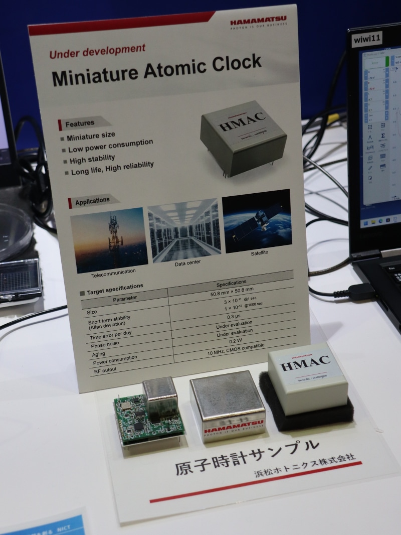 「時刻が湧き出る蛇口」が情報通信研究機構のブース（<a href="https://www.ceatec.com/nj/exhibitor_detail_ja?id=29" class="strong bn" target="_blank">ホール6 ブース番号6H208</a>）に展示されている。日本標準時（JST）をマイクロ秒精度で光ファイバで高精度供給・遠距離伝送するための研究開発を紹介するための展示だという（このほか、情報通信研究機構の展示については、研究者への事前インタビュー記事<a href="https://internet.watch.impress.co.jp/docs/interview/2142669.html" class="strong bn" target="_blank">『Wi-Fi・5Gのエリアを拡大する「電波散乱シート」や、「時刻が湧き出る蛇口」「宇宙天気予報」など盛り沢山』</a>も参照してほしい