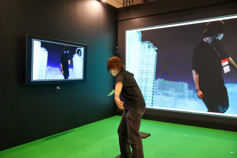 富士通のブースでは、マーカーレスのモーションキャプチャー技術「Human Motion Analytics」を体験できる。体験者がゴジラになりきり、街を破壊するような動きをすると、骨格認識AIがその動きをデータ化。ゴジラの3Dモデルに動きが反映された動画を確認できる（同ブースの展示については、追って別記事にて詳しくレポートする予定だ）
