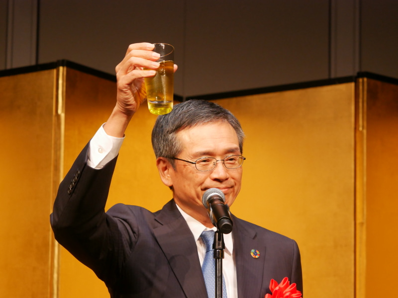 乾杯の音頭をとった日本経済団体連合会（経団連）審議員会副議長の稲垣精二氏（第一ライフグループ会長）