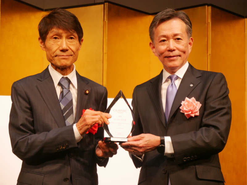 デジタル大臣賞を受賞した日立製作所の德永俊昭社長兼CEO（右）