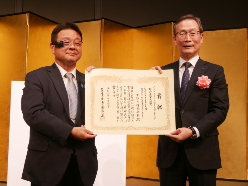 経済産業大臣賞を受賞したTDKの齋藤昇社長CEO（右）