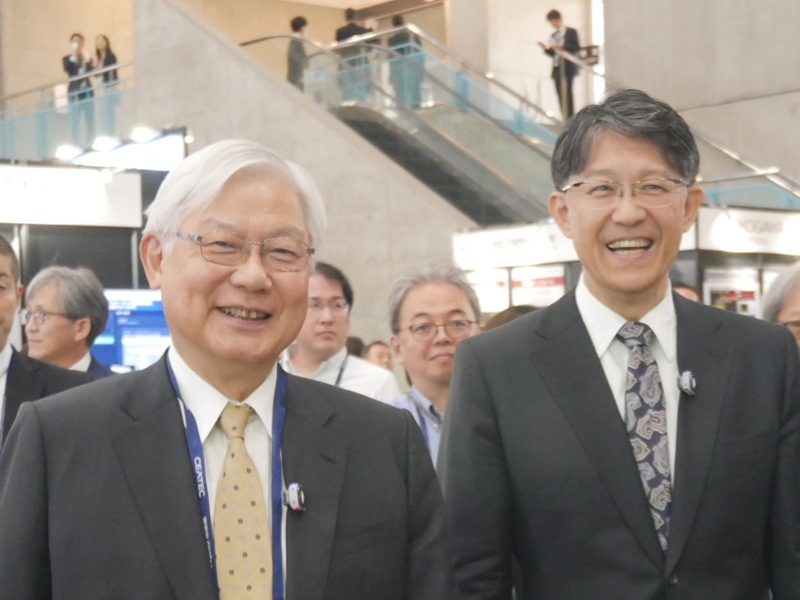 展示会場の視察をスタートするJEITAの新野隆会長（左）と、自工会の佐藤恒治会長（右）。終始、笑顔が絶えない視察だった