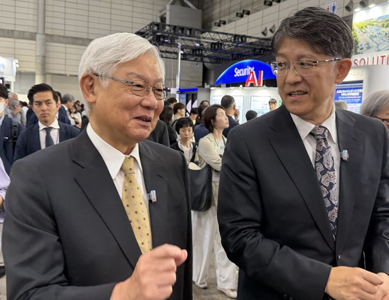 CEATEC 2026会場では、新野会長が、佐藤会長に説明するシーンが多かった